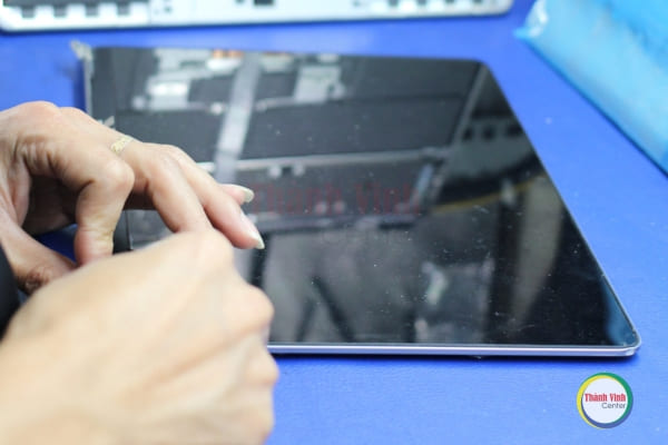 Thay màn hình Macbook Air M2 2022 Model A2681 bị nứt bể