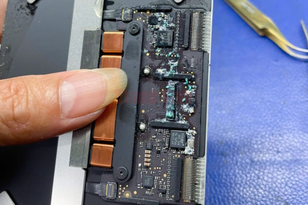 Trackpad Macbook Pro M1 2020 A2338 bị vô nước gây rỉ sét