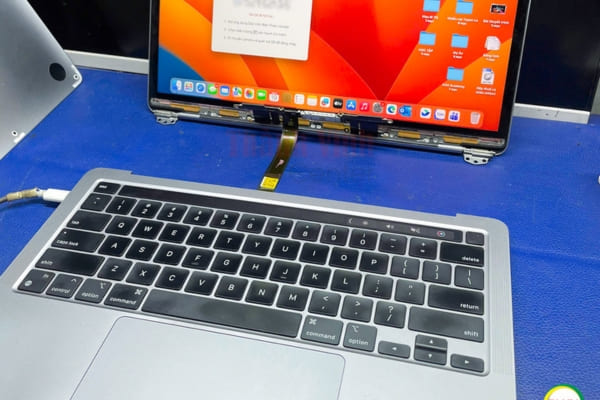 thay phản quang màn hình MacBook Pro M1 2020 Model A2338 vô nước