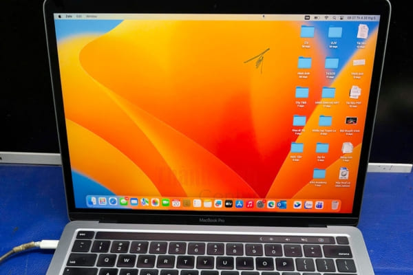 Bước 3: Thay trackpad MacBook Do trackpad đã bị vô nước gây rỉ sét và hoạt động không ổn định nên trung tâm tiến hành thay thế trackpad mới tương thích với dòng MacBook Pro M1 2020 Model A2338. Sau khi thay thế, thao tác rê chuột và Force Touch hoạt động ổn định trở lại. Bước 4: Kiểm tra lại toàn diện Sau khi hoàn tất toàn bộ quá trình sửa chữa, kỹ thuật viên tiếp tục kiểm tra tổng thể các chức năng của MacBook như hiển thị màn hình, loa, camera, Wi-Fi, pin, bàn phím và trackpad. Máy được test hoạt động liên tục để đảm bảo không còn lỗi phát sinh do ảnh hưởng của nước trước khi bàn giao lại cho khách hàng.