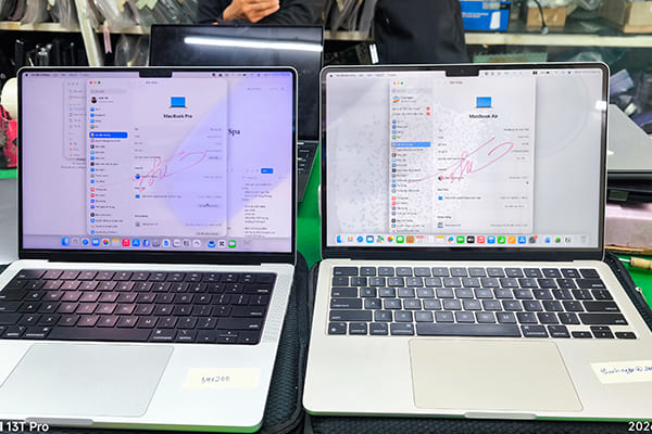2 chiếc Macbook bị vô nước trên màn hình